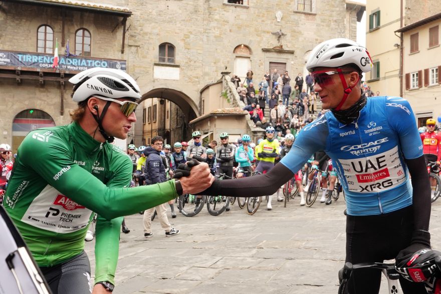 Saluti dalla Toscana, la terza frazione della Corsa dei Due Mari approda in Abruzzo e si avvicina all’Adriatico.