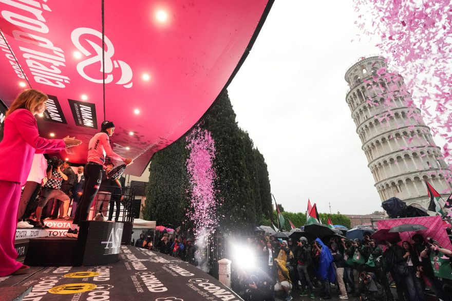 Il Giro d’Italia 108 torna a Pisa e da spettacolo, nonostante tutto.
